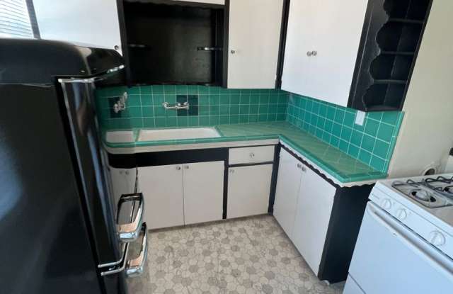 Vintage Upstairs Midtown Apartment photos photos