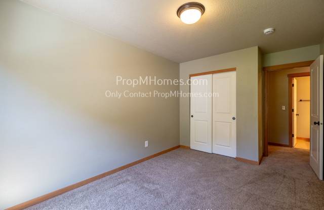 Charming Three Bedroom, Two and Half Bath in PowellHurst-Gilbert Neighborhood! - 2611 Southeast 105th Avenue, Portland, OR 97266