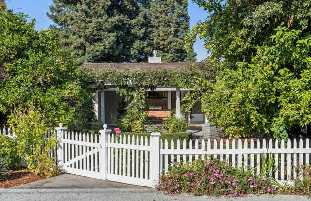 Beautifully Appointed 4 Bedroom Home with Pool & Spa Gallery 3