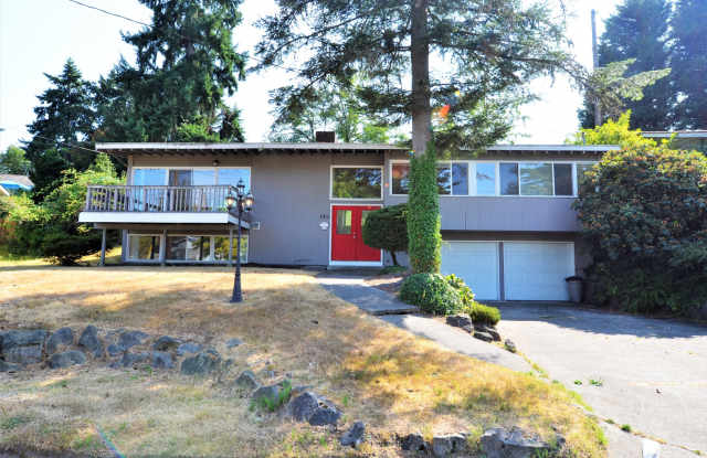 Bright Split Entry Home with Modern Updates photos photos