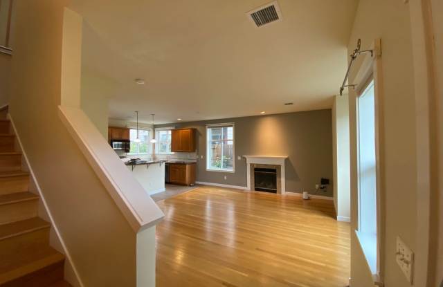 Fetching Newer Townhome in Trendy Wallingford Neighborhood! Gallery 4