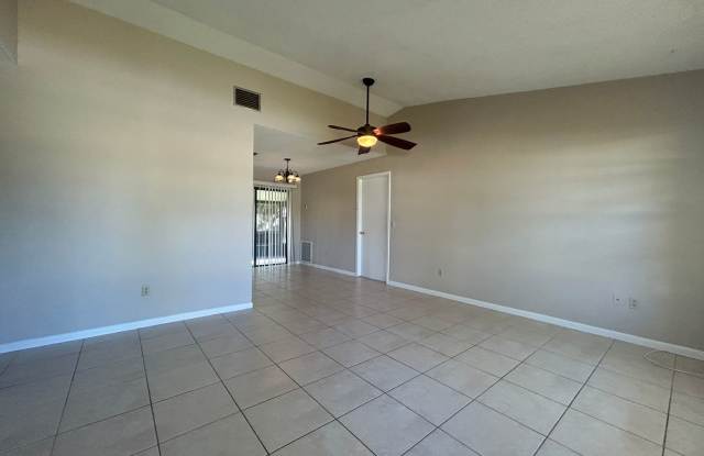 Charming 1 Story Stucco Home - 3 bed 2 bath & 2 car Garage with large back yard! Gallery 3