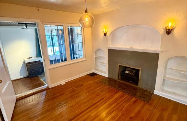 Bungalow/Office 2 Bedroom 2 Bath Gallery 4