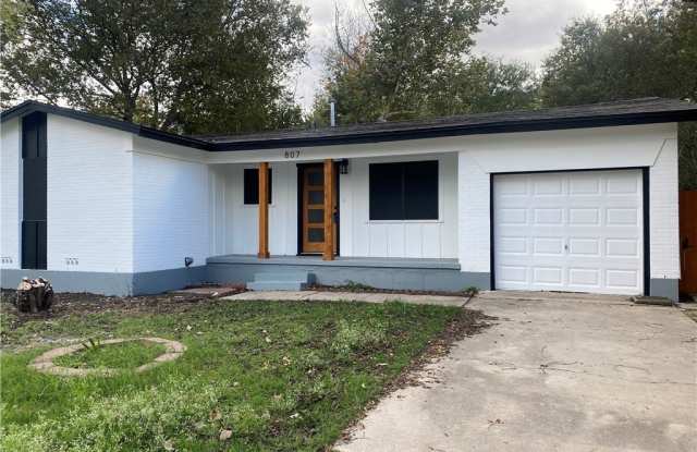 807 Sandy Court Gallery 1