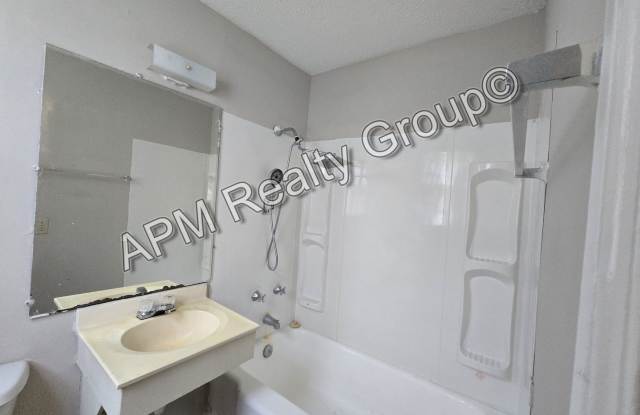 Cute 2 Bedroom 1 Bath Gallery 4