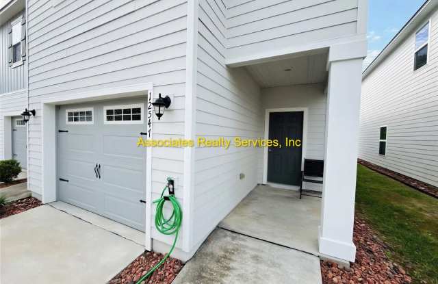 MOVE-IN READY NOW!– 3BR/2BA home in Tara West! END UNIT!!! Gallery 1