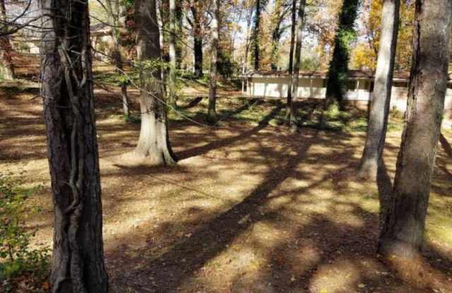 2895 Lakeshore Dr - 2895 Lakeshore Drive, College Park, GA 30337