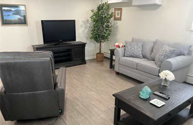 321 W Walnut Street unit: 2 photos photos