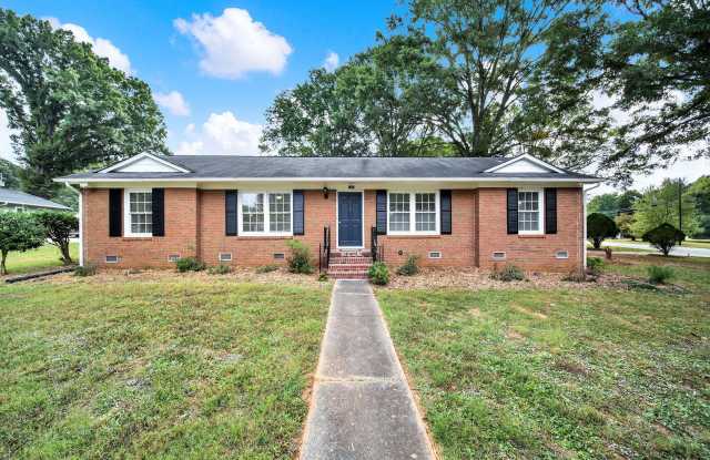 Beautifully Renovated Three Bed Two Bath Ranch Home in Mint Hill! photos photos