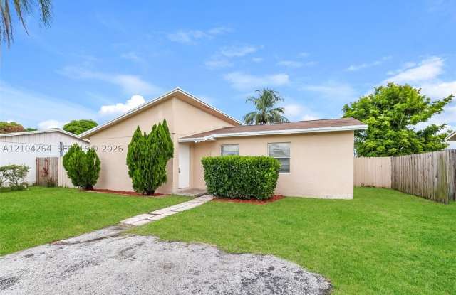 7701 SW 7th Ct Gallery 2