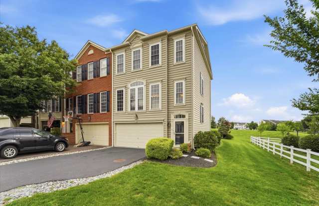 Beautiful 3B/2.5B End-Unit Townhome in Coventry Glen | 2-Car Garage | Available Oct. 1 photos photos