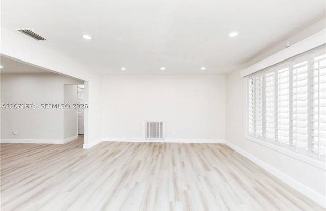 1900 NW 82nd Ter Gallery 4