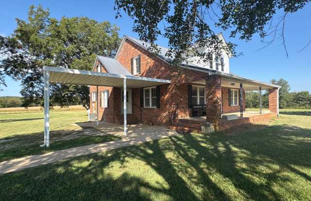 Country Farmhouse with Beautiful Mountain Views! Gallery 3