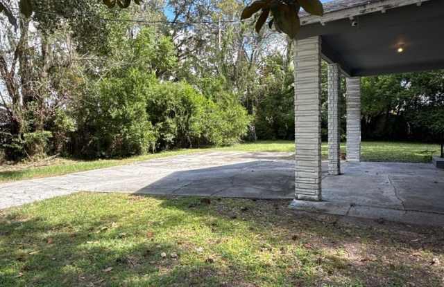 Charming 1952 Classic with Ample Parking Gallery 3