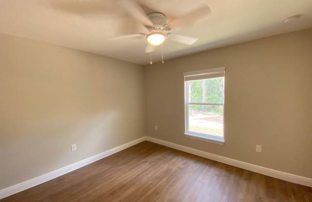*** NOT AVAILABLE UNTIL MID NOVEMBER *** Beautiful Area For This Awesome Home Gallery 3