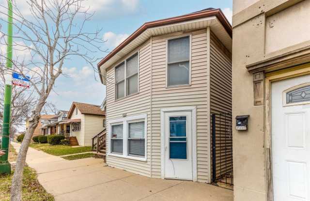 7408 W ADDISON Street unit: 2 photos photos