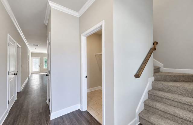 Now Leasing: Spacious 3-Bedroom Townhome in Cornelia Gallery 4