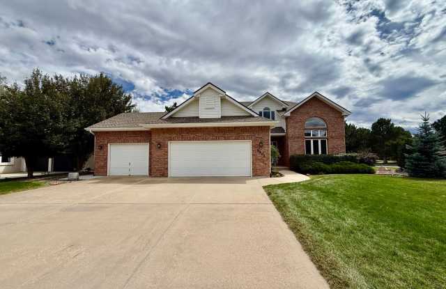 Luxurious 4-Bed Estate Home in Kissing Camels — Available for Lease photos photos