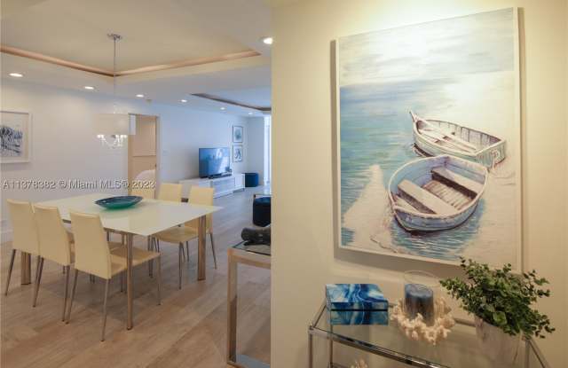5005 Collins Ave Gallery 3