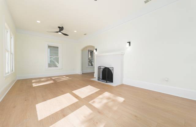 2040 N Market St photos photos