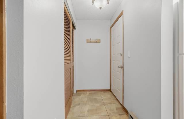 Ground floor 2 bed 1 bath Condo in the Pier Point Village Neighborhood Gallery 4