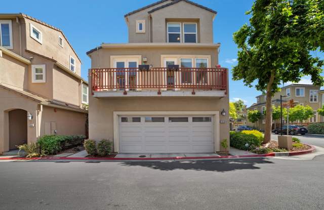 Bright & Spacious Rental Home in Prime Central Location photos photos