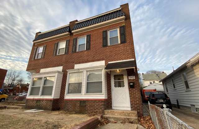 Huge 3-level 3 Bedroom - 2,500 sq/ft! photos photos