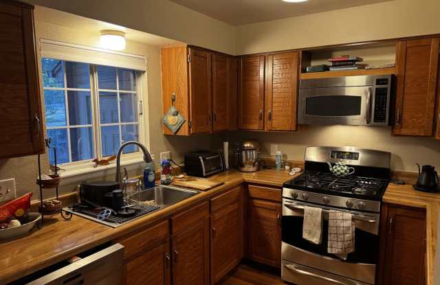 Sunny 2 Bedroom Townhome Gallery 4