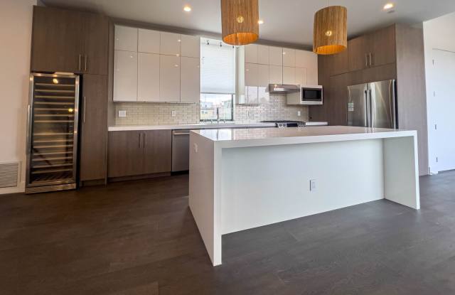 3 BR / 3.5 Bath Renovated Town-House in Prime Silverlake! Gallery 1