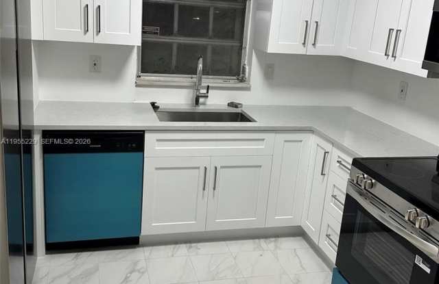 3115 N Palm Aire Dr photos photos