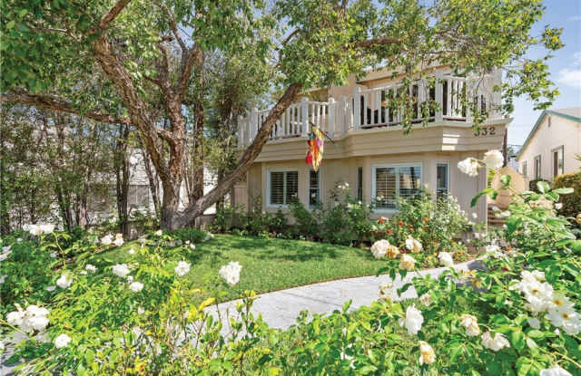 332 Poinsettia Avenue - 332 Poinsettia Avenue, Newport Beach, CA 92625