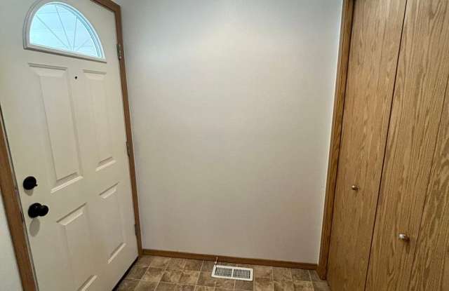 Newly Remodeled Three-Bedroom Two-Story Duplex- South Salem Gallery 3