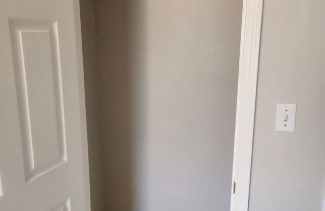 Charming 3BR Duplex in the center of Folsom Gallery 4