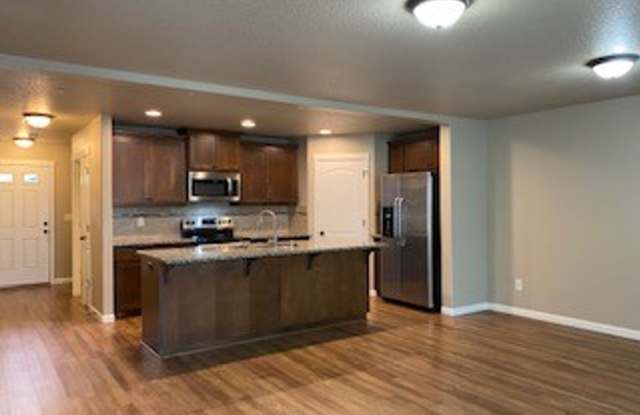 Beautiful, Newer 4BD/3BA Townhome Near Walking Trail With Fenced Back Yard  AC! photos photos