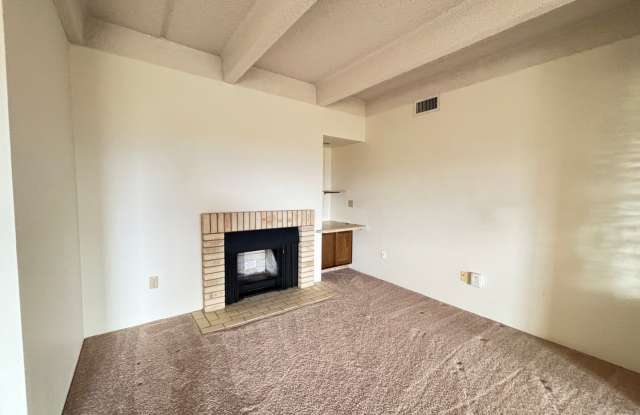 Large 2 bedroom, 2 bathroom unit with parking space in garage! Gallery 4