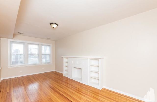4453 N Hamlin Gallery 4