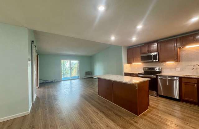 55+ Large 2 Bed 2 Bath Condo Gallery 3