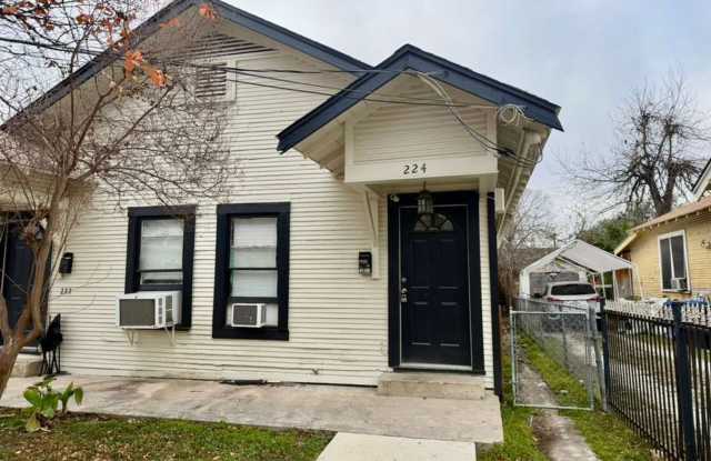 Property For Rent at 222 Lowell St, San Antonio TX 78210 photos photos