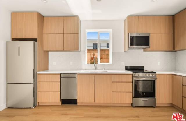 5912 Mammoth Ave photos photos