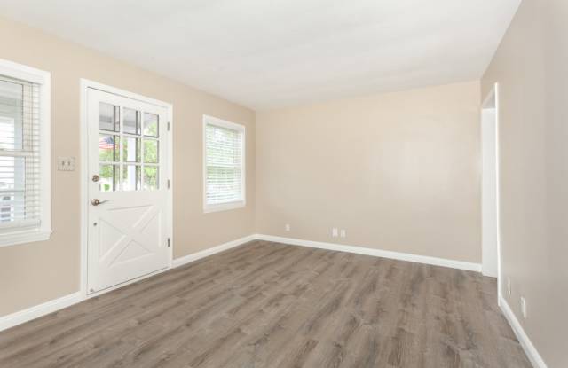 1323 N Beachwood Dr. Gallery 3