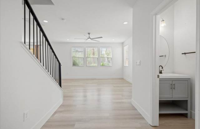 3 Bd, 3 Bth Oasis with Updated Paint in Prime Location Gallery 4