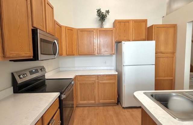 Great 2 Bedroom Townhome in Prime Apple Valley Location!   W’Finished Basement photos photos