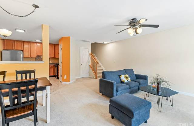 Room in 3 Bedroom Home at Ivory Run Way Gallery 3