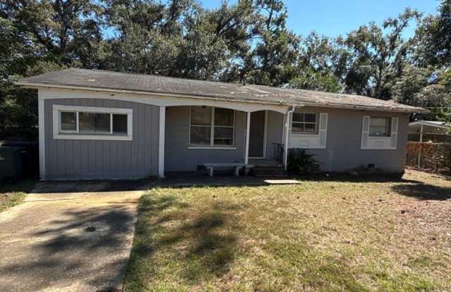 4/2 House on Atkamire Drive, large yard! Available now! photos photos