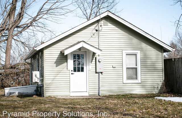 104 N 16th Ave W - 104 North 16th Avenue West, Newton, IA 50208
