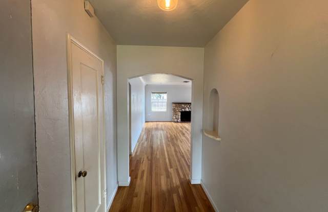 2-bedroom bungalow located in desirable La Loma neighborhood! Gallery 4