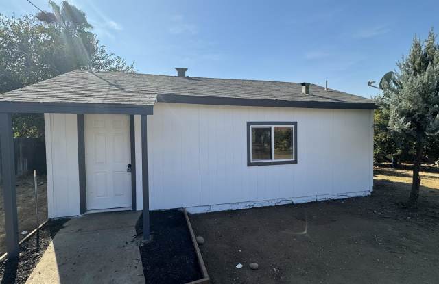 579 East Naranjo Boulevard - 2 photos photos