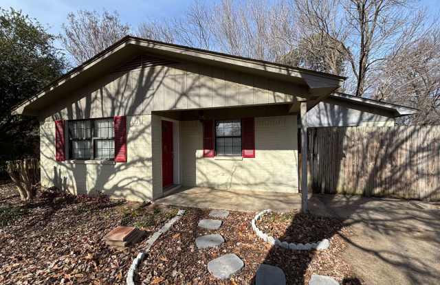 Welcome to this charming 3-bedroom, 1-bathroom home located in the heart of Russellville, AR. photos photos