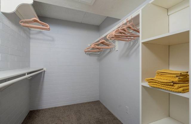 Water's Edge Apartments Gallery 4