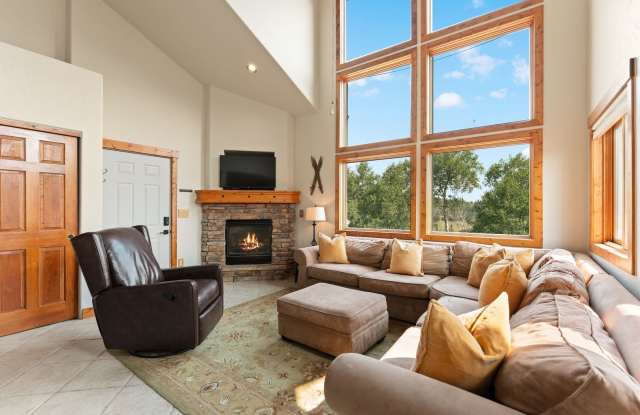 3 Bedroom pus Bonus room- Bright townhome on Quiet Street- Fully Furnished Gallery 1